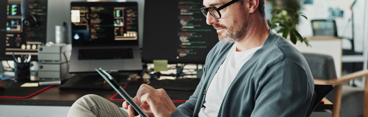 Entwickler welcher ein Tablet bedient